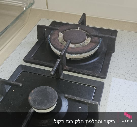 כיריים גז עם כפתורי שליטה מתכתיים